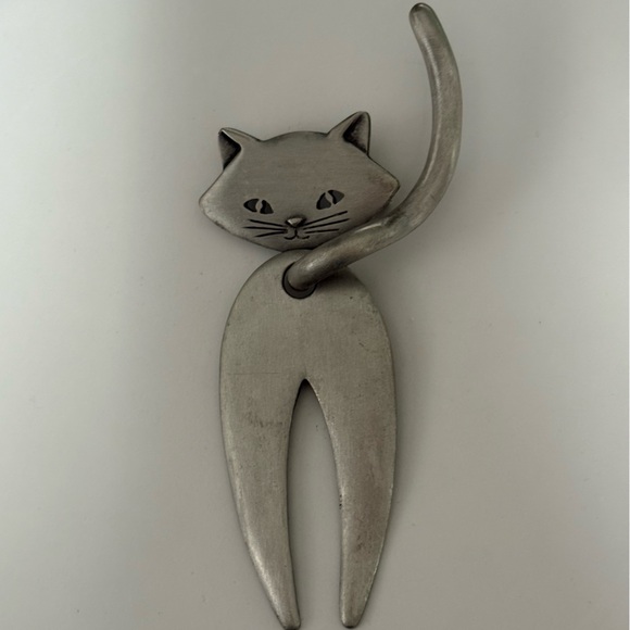 Jonette Jewelry Brushed silver tone cat kitten with swivel paw/ legs Brooch - Picture 3 of 6